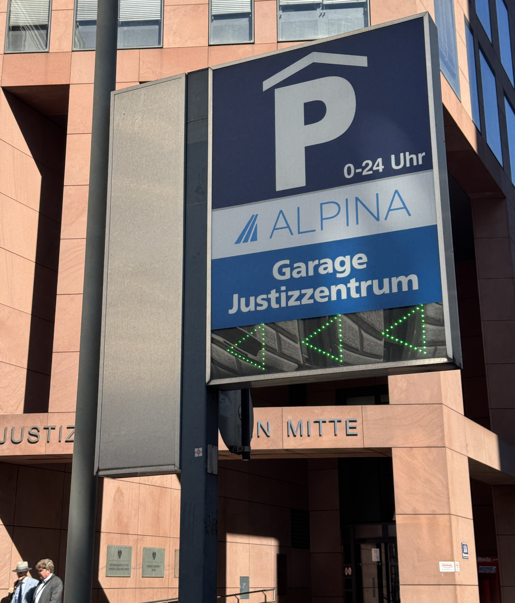ALPINA-Parkgaragenschild am Justizzentrum Wien Mitte