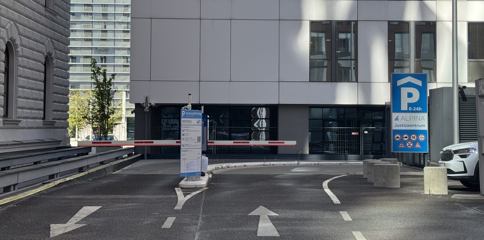 Einfahrt zur ALPINA-Parking-Tiefgarage Justizzentrum Wien in der Marxergasse